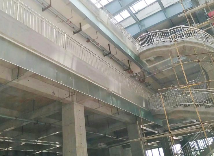 擋煙垂壁是用什么材料制成的？